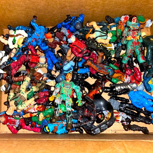 Shoebox full of play soldiers and their gear - Picture 4 of 4